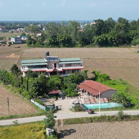 Hotel Tree Tops- A Serene Friendly Hotel In Sauraha Chitwan Exterior foto